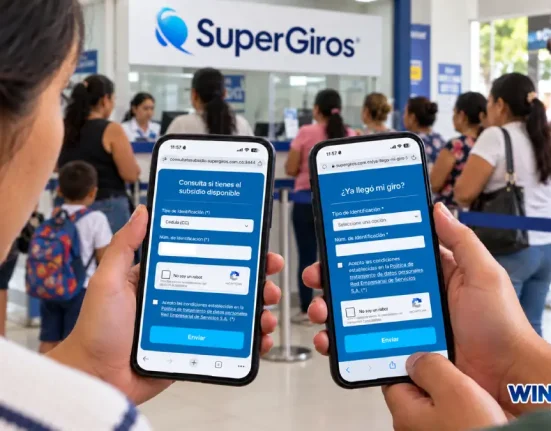 Persona revisa en su celular información sobre consultas de SuperGIROS