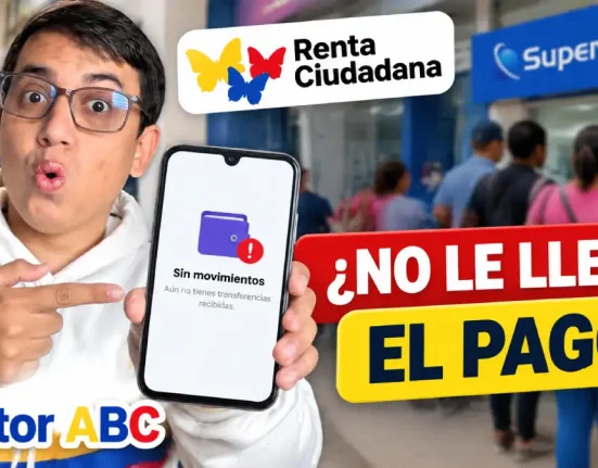 Beneficiaria revisa su celular para verificar el pago de Renta Ciudadana en billetera digital.