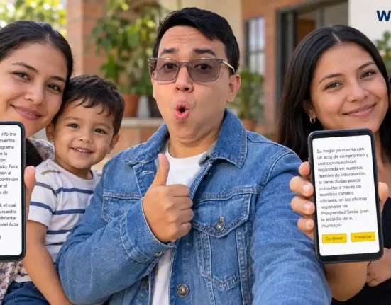 Wintor ABC entre dos madres con sus hijos, que muestran en celulares los avisos de firma pendiente y acta registrada.
