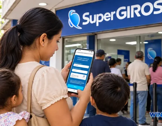 Madre con sus dos hijos consulta el formulario de SuperGIROS en su celular frente a un punto de atención.
