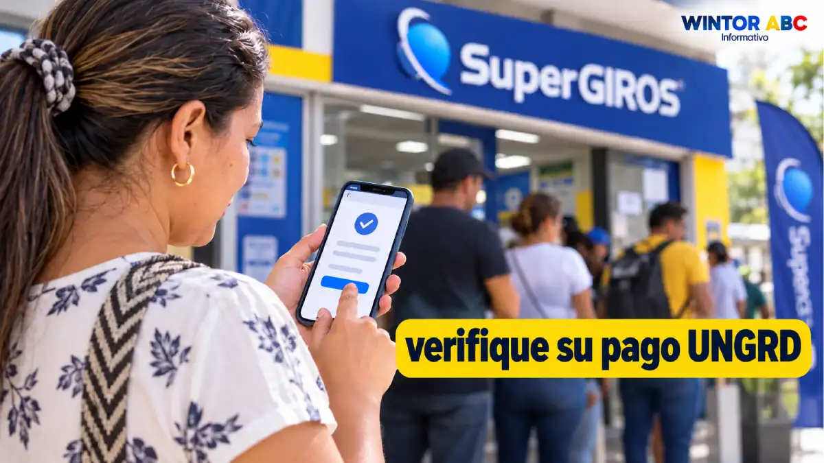 Inician pagos de la UNGRD en Risaralda: consulte el pico y cédula para cobrar en SuperGIROS 1 Mujer consulta en su celular el pago de la UNGRD frente a un punto de SuperGIROS.