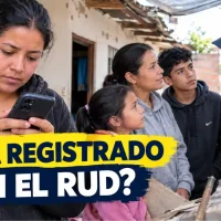 Familia colombiana consulta su registro RUD como damnificada ante una emergencia