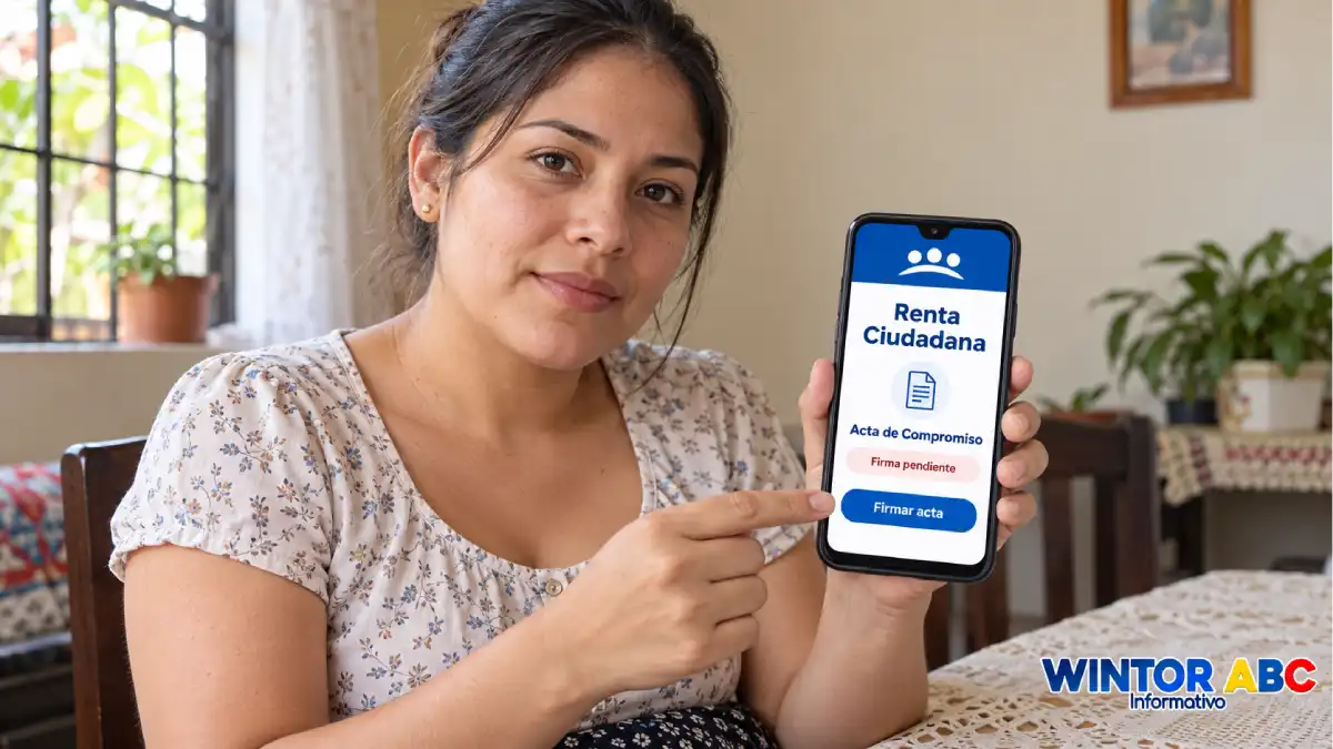 Madre muestra un celular con una representación del mensaje de firma pendiente del acta de Renta Ciudadana.