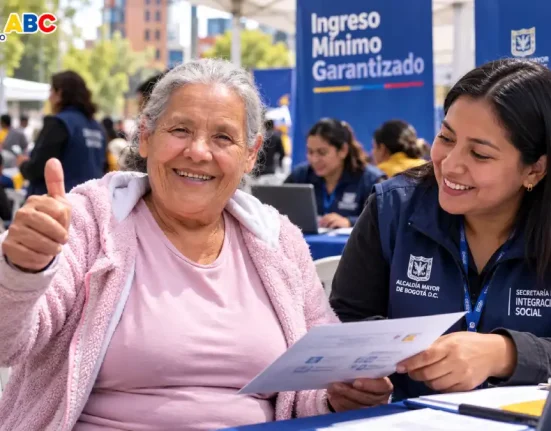 Mujer mayor participa en una jornada de Ingreso Mínimo Garantizado junto a una funcionaria de Integración Social en Bogotá.