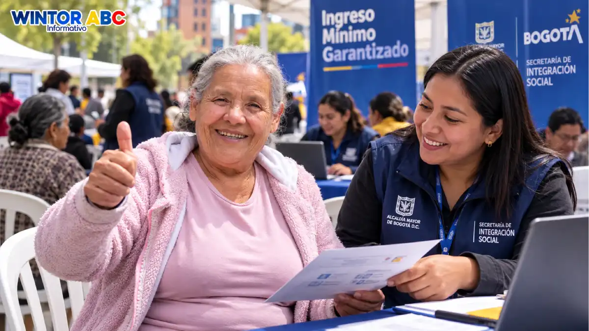 Ingreso Mínimo Garantizado reúne a más de 2.000 personas en jornadas para mujeres y adultos mayores 1 Mujer mayor participa en una jornada de Ingreso Mínimo Garantizado junto a una funcionaria de Integración Social en Bogotá.