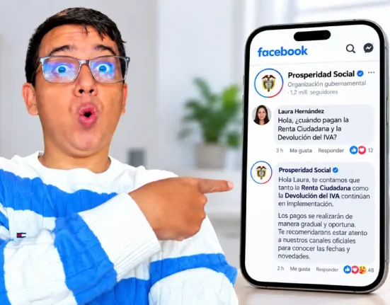 Joven señala en un celular una respuesta de Prosperidad Social sobre Renta Ciudadana y Devolución del IVA.