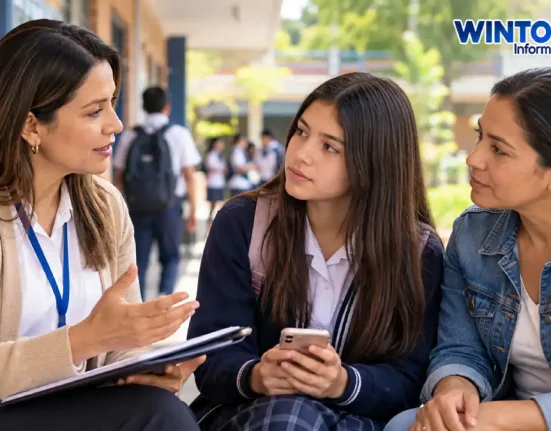 Docente orienta a estudiante sobre prevención de riesgos y protección en entornos digitales