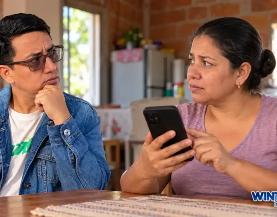 Hombre con gesto pensativo y mujer que revisa su celular en un hogar, en una composición sobre la Línea de Emergencias de Renta Ciudadana.