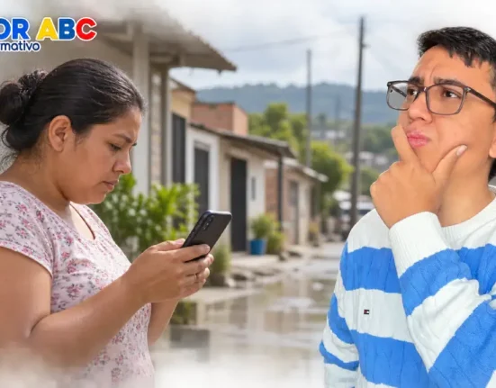 Mujer consulta su celular junto a una composición del presentador de Wintor ABC.