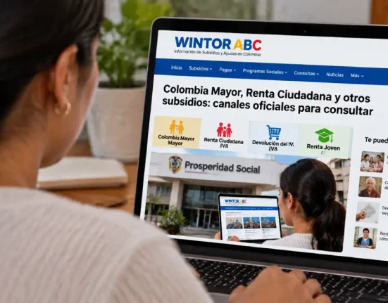 Mujer colombiana consulta información sobre subsidios mediante canales oficiales en su celular