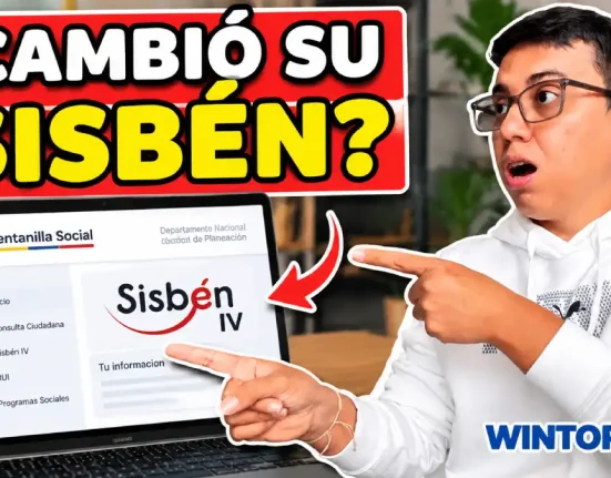 Mujer consulta información del Sisbén IV desde su celular