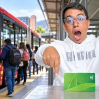 Wintor señala una tarjeta de transporte con un bus de TransMilenio al fondo.