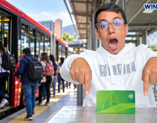 Wintor señala una tarjeta de transporte con un bus de TransMilenio al fondo.