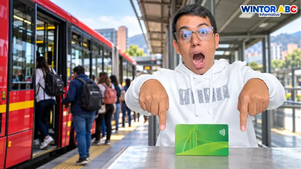 Pasajes Gratis octubre 2026: inician recargas para más de 700.000 personas 1 Wintor señala una tarjeta de transporte con un bus de TransMilenio al fondo.
