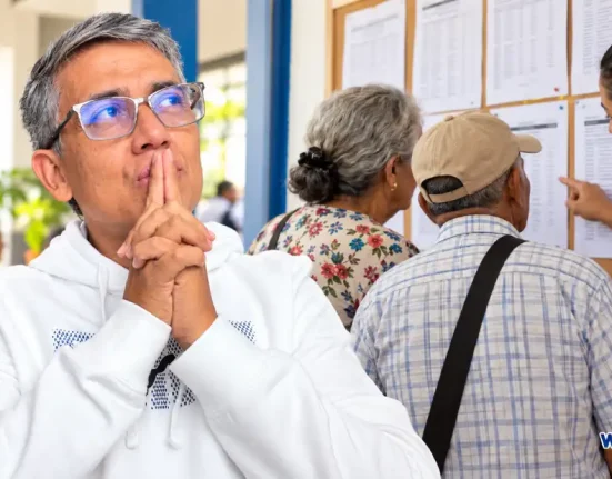 Wintor ABC envejecido junto a adultos mayores que revisan avisos en una oficina municipal.