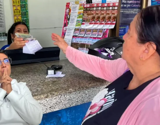 Adulto mayor colombiano consulta información del séptimo ciclo de Colombia Mayor 2026