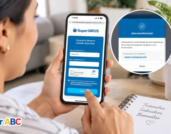 Persona consulta en su celular información sobre subsidios en SuperGIROS.