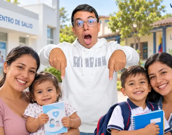 Wintor ABC señala a dos madres con sus hijos, con un centro de salud y una escuela al fondo.