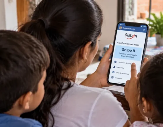 Madre consulta la clasificación del Sisbén en su celular junto a sus hijos