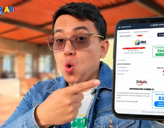 Familia colombiana consulta información del Sisbén y RUI en la Ventanilla Social