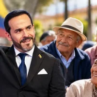 Abelardo de la Espriella saluda junto a varios adultos mayores en imagen ilustrativa sobre Colombia Mayor.