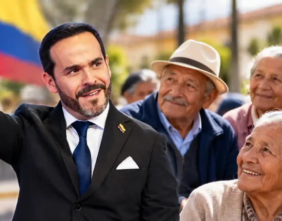 Abelardo de la Espriella saluda junto a varios adultos mayores en imagen ilustrativa sobre Colombia Mayor.