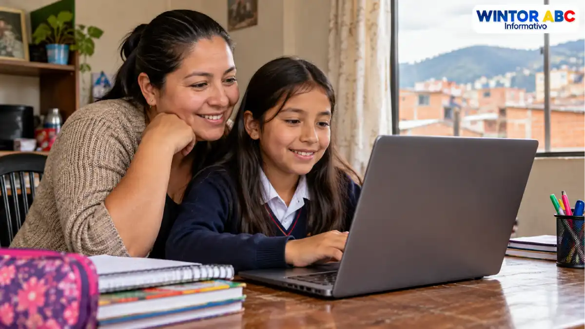 Madre e hija utilizan un computador portátil en su hogar en Bogotá, en el contexto del programa Conexión Social.