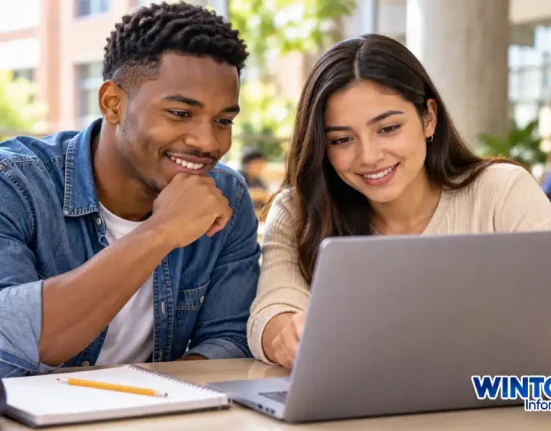 Dos estudiantes revisan un computador portátil en una imagen ilustrativa sobre Saber Pro y TyT 2026.