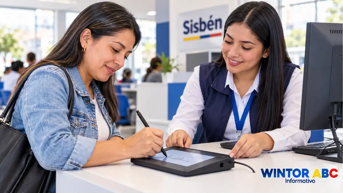 Persona firma una solicitud del Sisbén en un dispositivo electrónico en Bogotá.