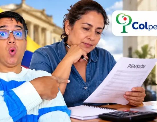Trabajadora independiente revisa documentos de pensión junto a Wintor ABC, información sobre subsidio al aporte pensional en Colombia 2026.