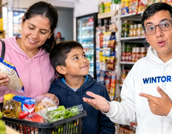 Familia colombiana realizando compras en una tienda de barrio junto a Wintor ABC, en referencia a la propuesta EfectIVA de devolución del IVA para 2028.