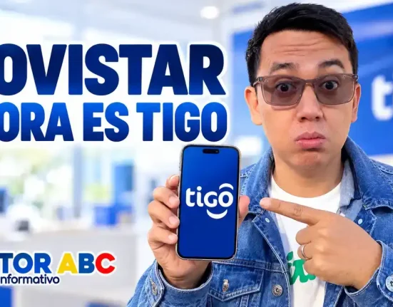 Wintor ABC sostiene un celular con el logo de Tigo junto al texto «Movistar ahora es Tigo».
