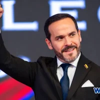 Abelardo de la Espriella durante la entrega de su salario a causas sociales en Montería.