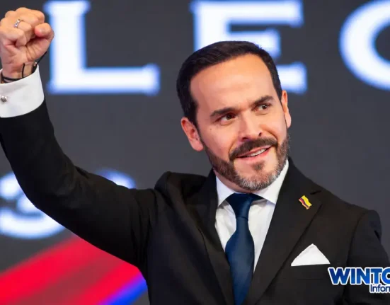 Abelardo de la Espriella durante la entrega de su salario a causas sociales en Montería.