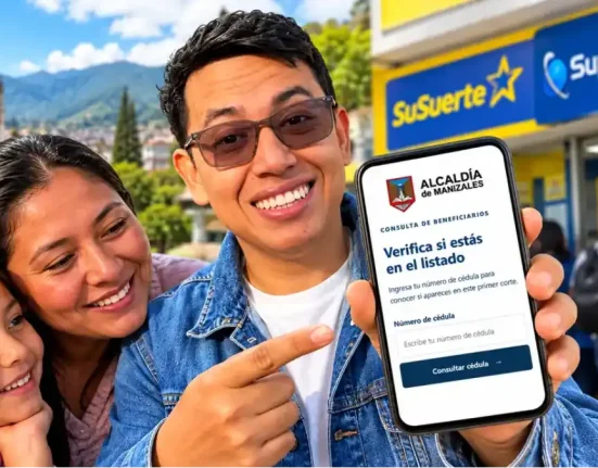 Wintor ABC muestra en un celular la consulta por cédula para damnificados en Manizales, Caldas, acompañado de una madre y su hija.