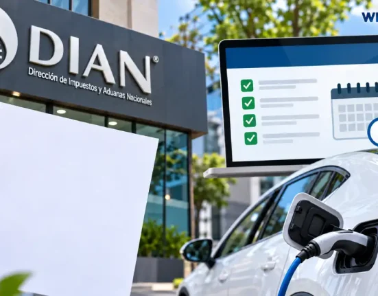 Vehículo eléctrico conectado a un cargador frente a la DIAN, entidad que anunció cambios para solicitar la devolución del IVA de carros híbridos y eléctricos.
