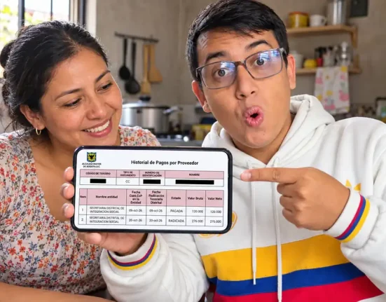 Wintor ABC sostiene un celular con el historial de pagos y los datos personales ocultos, junto a una mamá sonriente.