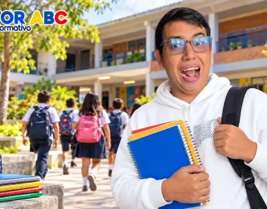 Wintor ABC con buzo blanco, morral y cuadernos, frente a un colegio con estudiantes al fondo.
