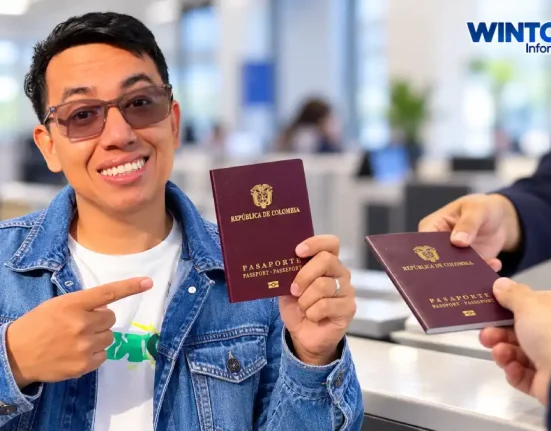 Wintor ABC muestra un pasaporte colombiano mientras un funcionario entrega otro documento en una oficina de atención al ciudadano.