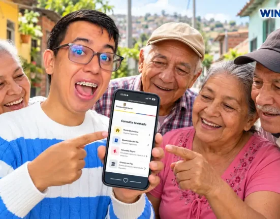 Wintor ABC muestra desde un celular el nuevo portal de consultas de Prosperidad Social a un grupo de adultos mayores en un barrio colombiano.