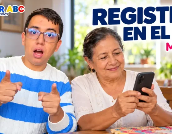 Wintor ABC junto a una adulta mayor usando su celular, con el texto Registro en el GIF y la marca MOVii.